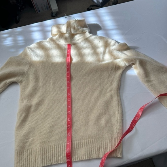 Vintage cream turtleneck wool sweater - Picture 5 of 5